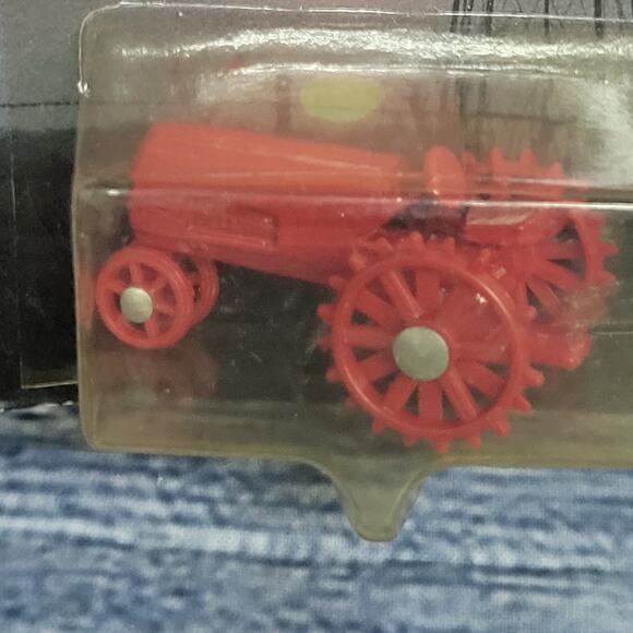 Vintage Scale Models 1/64 Scale diecast tractor on steel red sealed - Picture 4 of 8